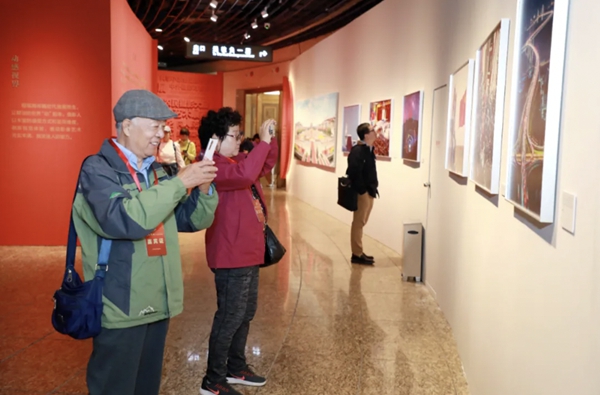 “繁花竞放——深入生活扎根人民十年摄影精品展”在北京中华世纪坛开幕