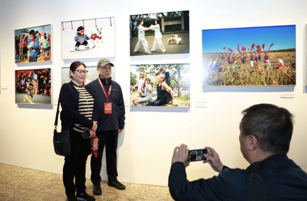 “繁花竞放——深入生活扎根人民十年摄影精品展”在北京中华世纪坛开幕