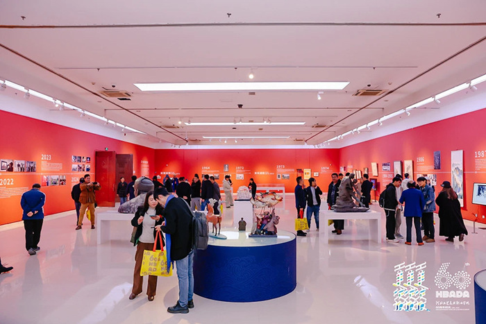 “青衿志·六秩辉”——河北工艺美术职业学院建校60周年回顾展举行