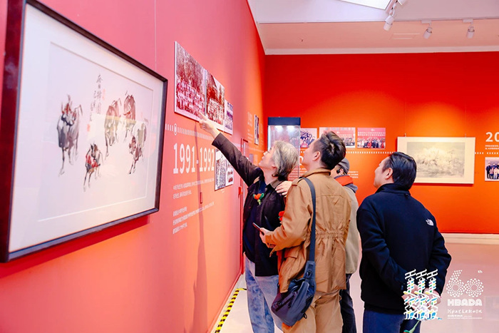 “青衿志·六秩辉”——河北工艺美术职业学院建校60周年回顾展举行