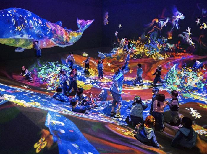 “答案都在艺术史里”——Beeple在南京呈现“来自人造未来的故事”