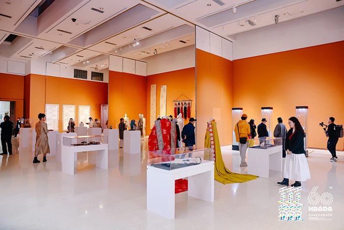 “青衿志·六秩辉”——河北工艺美术职业学院建校60周年回顾展举行