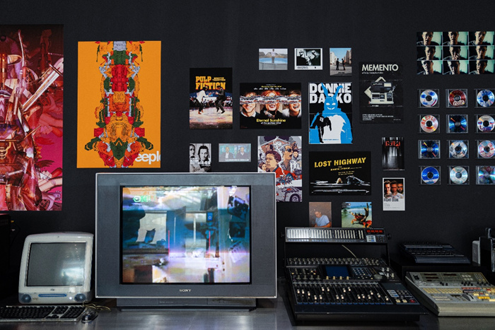 “答案都在艺术史里”——Beeple在南京呈现“来自人造未来的故事”