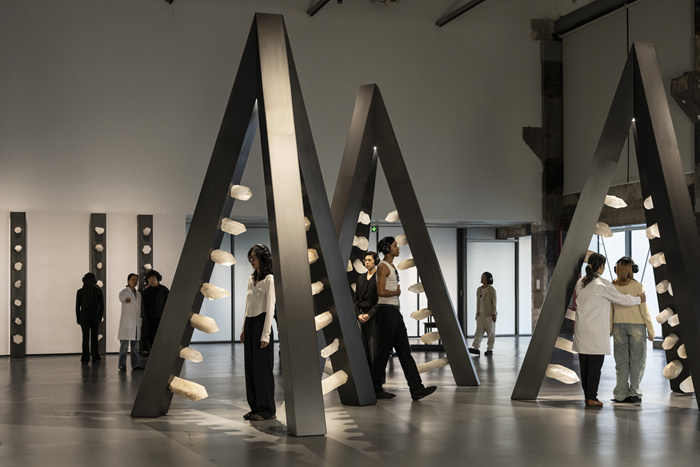 须臾，是瞬息而逝的叹息，亦是永恒能量的守恒——关于玛丽娜·阿布拉莫维奇“能量转换”的对话