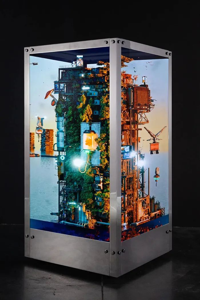 “答案都在艺术史里”——Beeple在南京呈现“来自人造未来的故事”