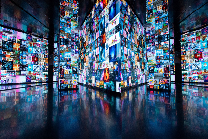 “答案都在艺术史里”——Beeple在南京呈现“来自人造未来的故事”