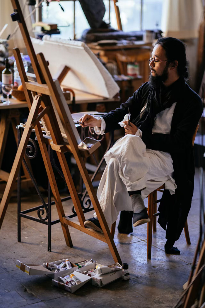 他28年坚持“面对面”写生，用肖像追问“人之存在”