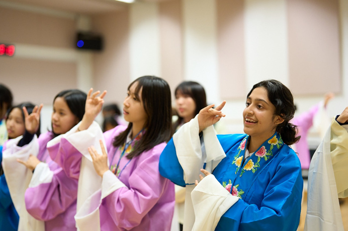 香港西九艺术节：在转动轮轴间，重构城市的艺术呼吸