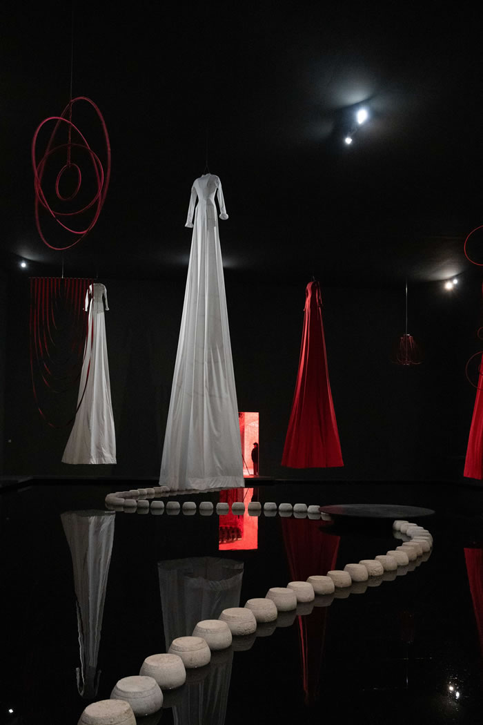 盐田千春"静寂之空"：在地性创作重构东方空性哲思