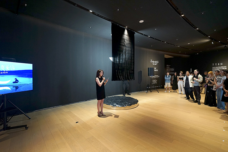 月亮先生列昂个展开幕：在深圳收到一封“月亮来信”