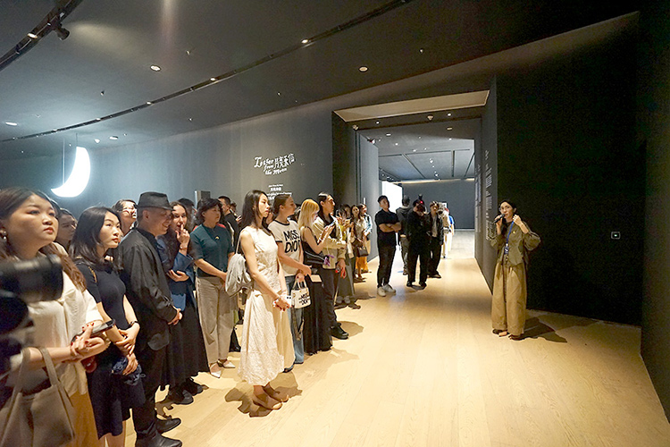 月亮先生列昂个展开幕：在深圳收到一封“月亮来信”