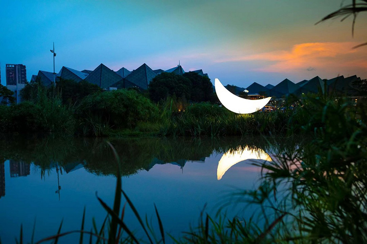 月亮先生列昂个展开幕：在深圳收到一封“月亮来信”