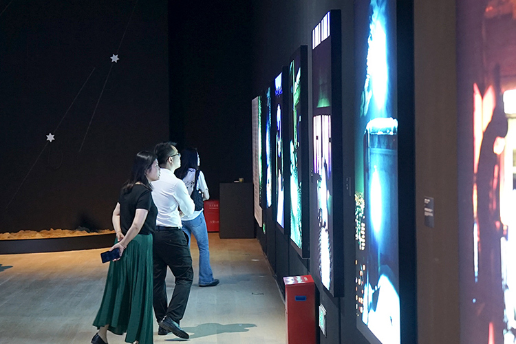 月亮先生列昂个展开幕：在深圳收到一封“月亮来信”