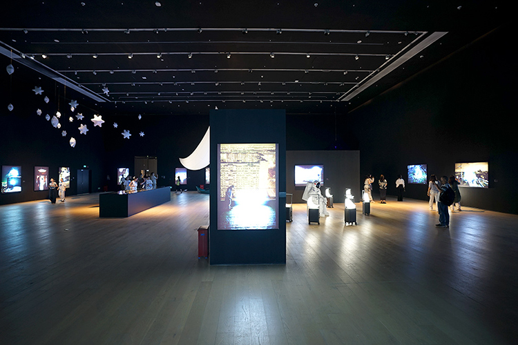 月亮先生列昂个展开幕：在深圳收到一封“月亮来信”