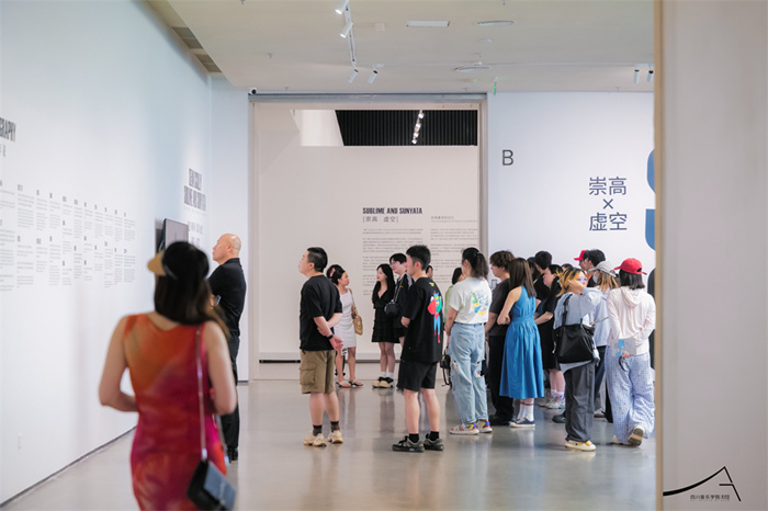 东西方哲学的共鸣：肖恩·斯库利的“崇高与虚空”在川音美术馆展出