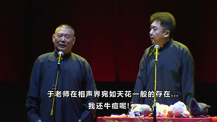 用钢笔画版画的人