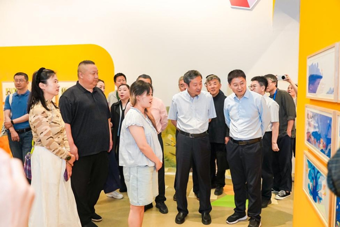 “以美筑梦——2024·儿童图画书创作100成果展”在中国妇女儿童博物馆开幕