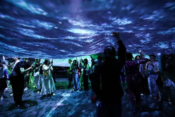 摊开掌心，纵身宇宙——皮皮乐迪在UCCA尤伦斯艺术中心的魔幻布景