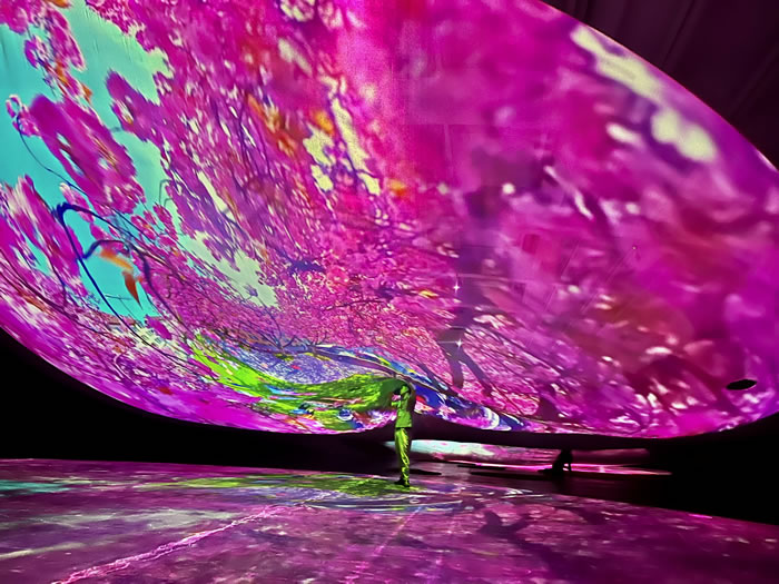 摊开掌心，纵身宇宙——皮皮乐迪在UCCA尤伦斯艺术中心的魔幻布景