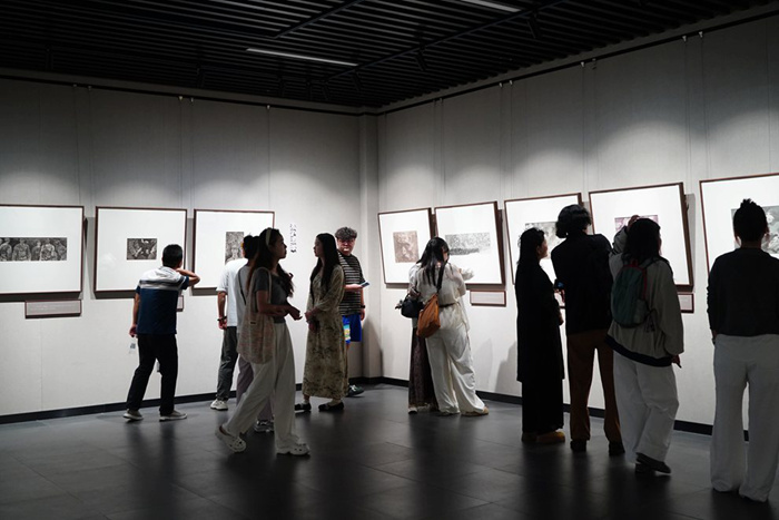 “烽火史诗——赵奇抗战题材绘画展”在合肥亚明艺术馆开幕