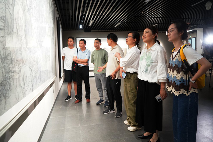 “烽火史诗——赵奇抗战题材绘画展”在合肥亚明艺术馆开幕