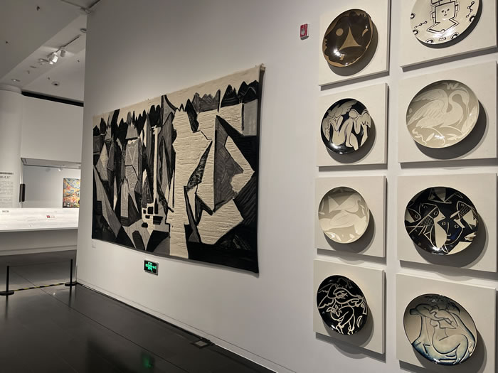 一个具有69年历史学院的“思想文脉”——“人民的‘形式’：清华大学美术学院的艺术之路”展览开幕